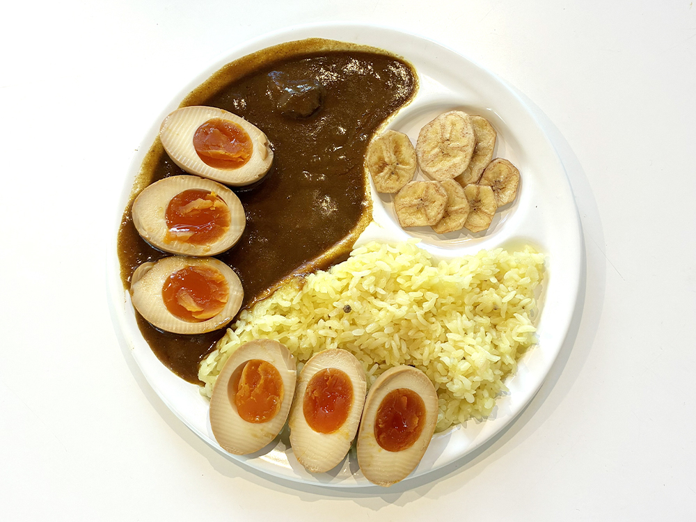 甘熟王ビーフカレー×半熟たまご×バナナチップス
