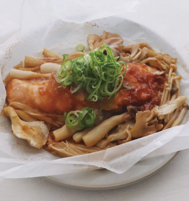 柚子茶味噌の鮭ときのこの紙包み焼き